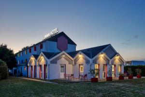 un edificio con un cartel encima en Sure Hotel by Best Western Nantes Saint-Herblain, en Saint-Herblain