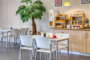 Galeriebild der Unterkunft Sure Hotel by Best Western Nantes Saint-Herblain in Saint-Herblain