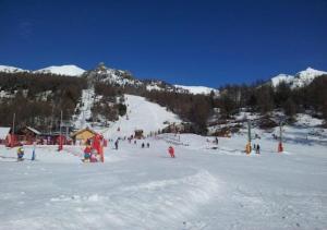 um grupo de pessoas numa pista de esqui coberta de neve em Studio rénové jardin et vue - 1 chambre - 4 nuits minimum em Chaillol