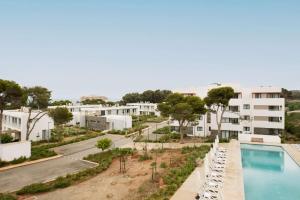 un balcone con vista sulla piscina. di Radisson Blu Residences Al Hoceima ad Al-Ḥoseyma