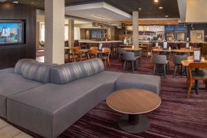 Uma área de estar em Sonesta Select Newark Christiana Mall