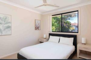 Postel nebo postele na pokoji v ubytování 4 Bedroom modern house opposite Wallis Lake