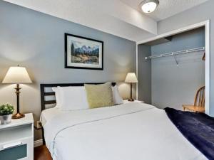 Voodi või voodid majutusasutuse **NEW** Cozy Rocky Mountain Chalet with Park Pass toas