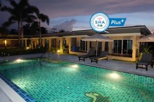 Bazén v ubytování The Oasis Khaolak Resort - SHA Plus nebo v jeho okolí