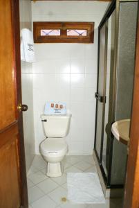 a bathroom with a toilet and a sink at Cabaña Condominio Campestre ente Santa Marta Rodadero con Piscina WIFI AC in Santa Marta