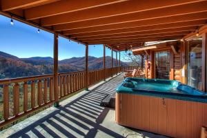 Majestic Luxury 3bed/3.5 Bath with Spectacular Views in Wears Valley!