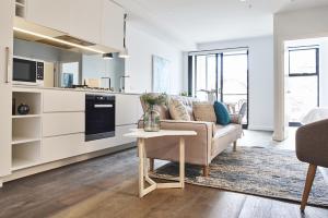 墨尔本Mega Style Apartments St Kilda的客厅里有一张沙发和一张桌子。