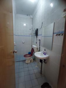 La petite salle de bains est pourvue de toilettes et d'un lavabo. dans l'établissement GR HOMESTAY, à Putatan