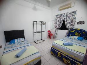 Ein Bett oder Betten in einem Zimmer der Unterkunft GR HOMESTAY