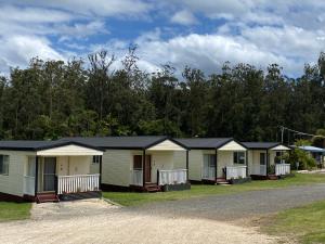 a row of mobile homes parked in a row at Timbertown Motel in Wauchope