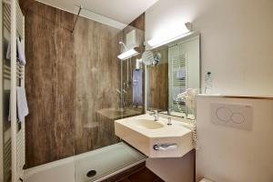 Koupelna v ubytování Hotel Schwertfirm + 37 fotografií