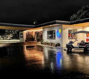 Sapphire Motel Midtown Bozeman في بوزمان: منزل به سيارة متوقفة في موقف للسيارات