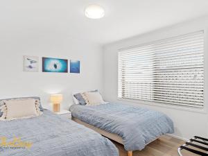 Waves on Whitesands客房内的一张或多张床位