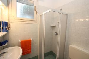 A bathroom at Beautiful villa just few steps from the beach Még 18 kép