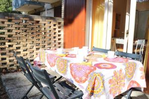 una mesa con sillas y un mantel. en Beautiful villa just few steps from the beach en Bibione