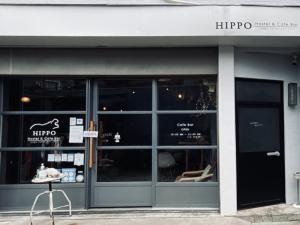 un negozio con porte in vetro e un tavolo all'esterno di Hippo Hostel and Cafe Bar ad Osaka