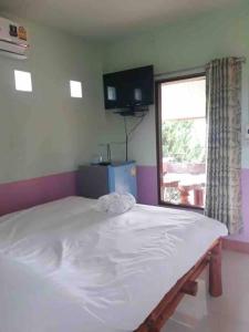 uma cama grande num quarto com uma janela em เพชร รีสอร์ท นครไทย-Phet Resort, Nakhonthai em Ban Pa Wai