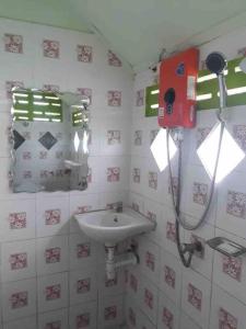 a bathroom with a sink and a mirror at เพชร การ์เด้น -Phet Garden Resort, Nakhonthai 1 in Nakhon Thai +95 photos