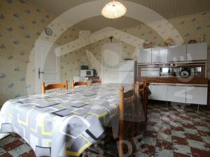 uma cozinha com uma cama grande num quarto em Gîte Solignac-sur-Loire, 4 pièces, 6 personnes - FR-1-582-116 em Solignac-sur-Loire