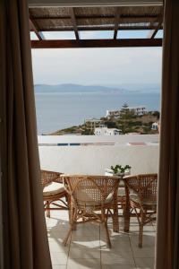 d'une table et de chaises avec vue sur l'océan. dans l'établissement 180° View to Sea, à Vathí