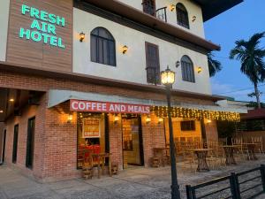 un café avec un panneau indiquant le café et les repas dans l'établissement Lucena Fresh Air Hotel, à Lucena