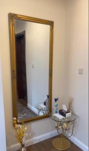 アル・ウラーにあるسما العلا للشقق المفروشةのバスルーム(鏡、ガラステーブル付)