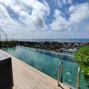 uma grande piscina com vista para o oceano em Modern apartment in close proximity to the Beach em Colombo