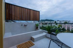 uma varanda com uma mesa e vista para a cidade em Athinaion Recreation Suites em Atenas