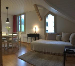 una camera con letto, tavolo e finestra di B3 Apartment a Gsteigwiler