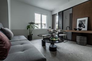 uma sala de estar com um sofá e uma mesa em Athinaion Recreation Suites em Atenas