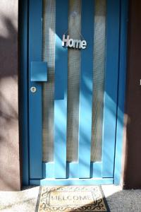 Eine blaue Tür mit den Worten, die daheim drauf steht. in der Unterkunft Ferienwohnung BackHaus in Bad Bocklet