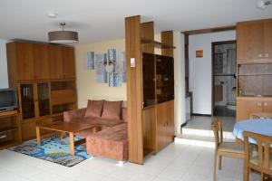 ein Wohnzimmer mit einem Sofa und einem Tisch in der Unterkunft Ferienwohnung BackHaus in Bad Bocklet