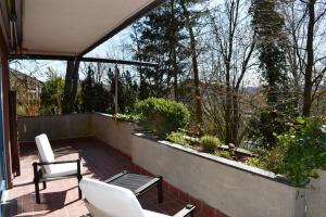 einen Balkon mit 2 Stühlen und einem Tisch in der Unterkunft Ferienwohnung BackHaus in Bad Bocklet