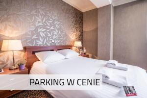 ein Hotelzimmer mit einem Bett mit einem Rendezvous in der Unterkunft Hotel Diament Vacanza Katowice - Siemianowice in Siemianowice Śląskie