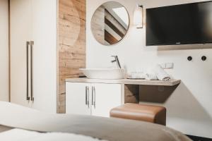 Telewizja i/lub zestaw kina domowego w obiekcie Hotel & Appartements Tiroler Buam