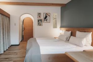 Łóżko lub łóżka w pokoju w obiekcie Hotel & Appartements Tiroler Buam