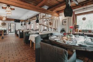 ein Restaurant mit Tischen und Stühlen in einem Zimmer in der Unterkunft Hotel & Appartements Tiroler Buam in Saalbach-Hinterglemm