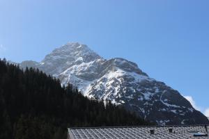 Vista generica sulle montagne o vista sulle montagne dall'interno dell'hotel