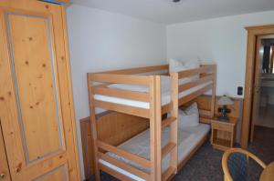 Letto o letti in una camera di Alpenhotel Widderstein