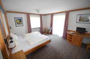 Letto o letti in una camera di Alpenhotel Widderstein