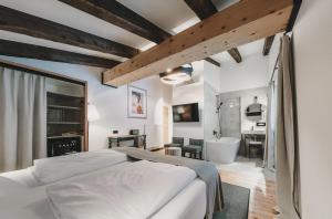 Łóżko lub łóżka w pokoju w obiekcie Hotel & Appartements Tiroler Buam