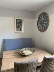 una mesa de comedor con un reloj grande en la pared en Carpe diem en Espira