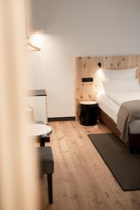 Łóżko lub łóżka w pokoju w obiekcie Hotel & Appartements Tiroler Buam
