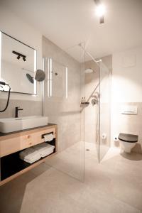 Ein Badezimmer in der Unterkunft Hotel & Appartements Tiroler Buam