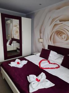 sypialnia z 2 ręcznikami na łóżku w obiekcie Kék Lagúna Wellness Apartmanok w Egerszalók