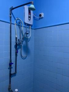 e bagno con piastrelle blu e doccia. di Sobha Holiday Home a Anuradhapura