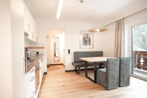 Kuchnia lub aneks kuchenny w obiekcie Hotel & Appartements Tiroler Buam