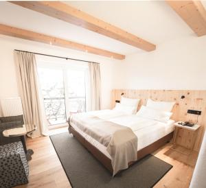 Łóżko lub łóżka w pokoju w obiekcie Hotel & Appartements Tiroler Buam