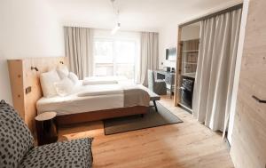 Łóżko lub łóżka w pokoju w obiekcie Hotel & Appartements Tiroler Buam