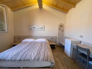 1 dormitorio con cama y escritorio en Agriturismo Ravaglia Grande, en Castel Guelfo di Bologna